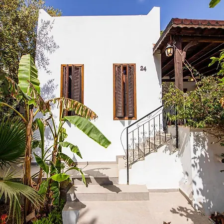 펜션 Invigorating With Balcony, Terrace And Backyard In Bodrum *