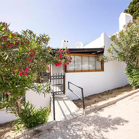 Case de vacanță Invigorating With Balcony, Terrace And Backyard In Bodrum *